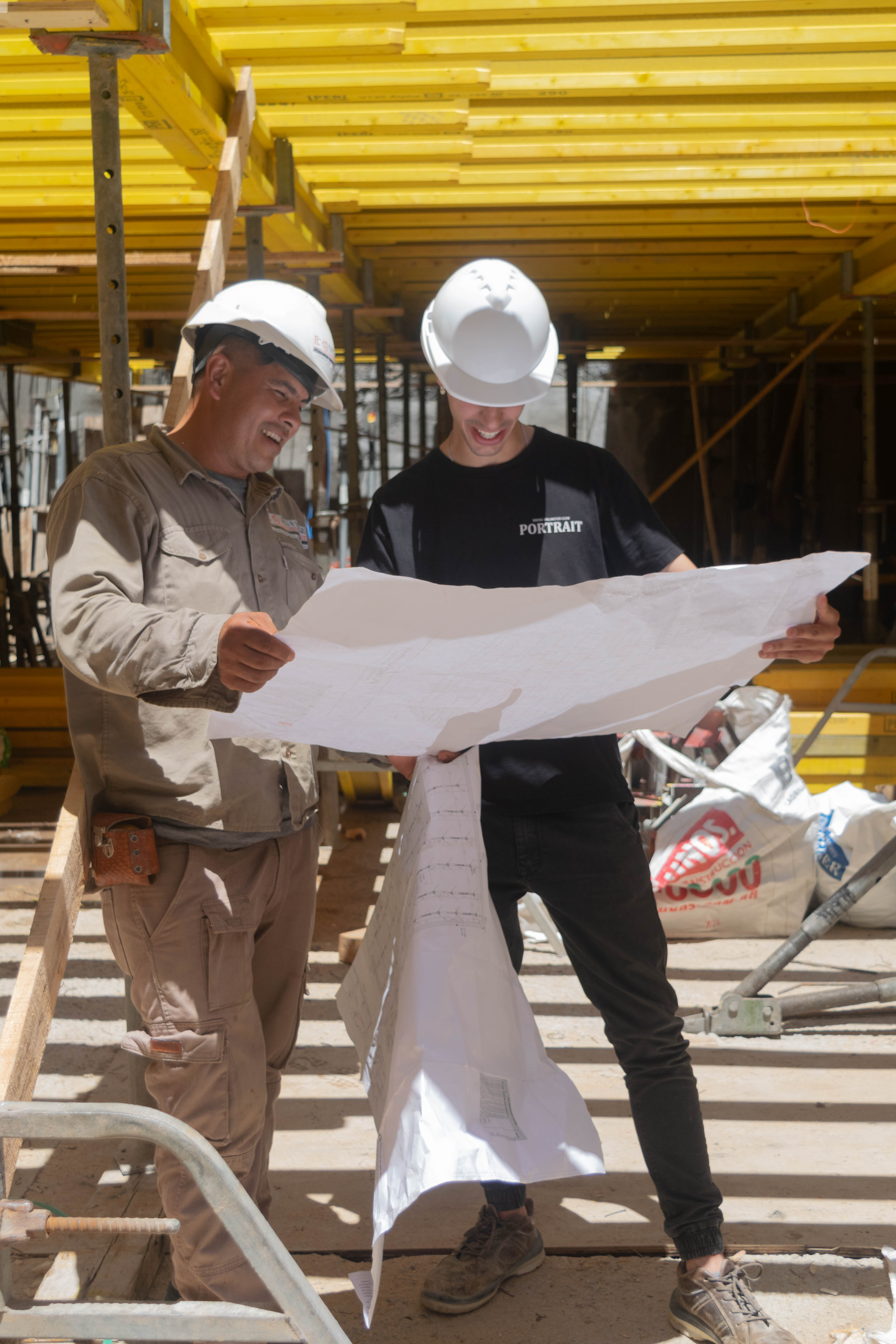 Equipo de Cortes y Sistemas en obra