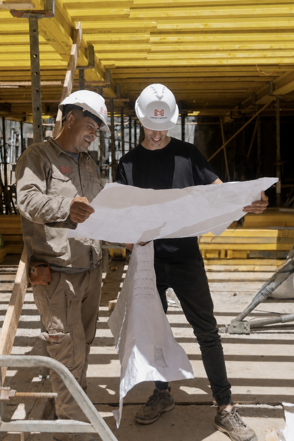 Equipo de Cortes y Sistemas en obra